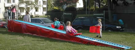 Seitansicht der 10,5m langen Rollenrutsche